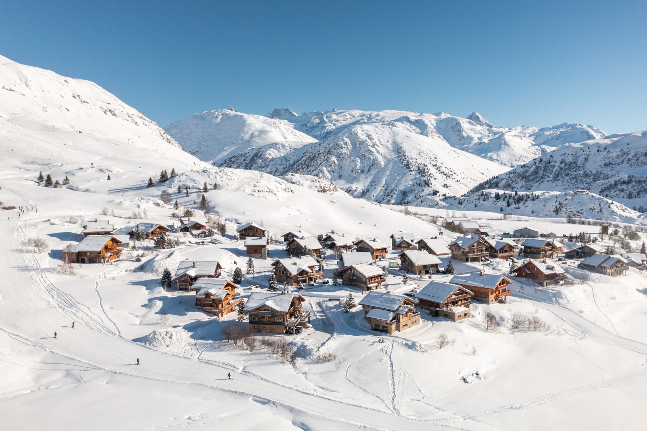Chalets entourés de neige dans une station de l’Oisans