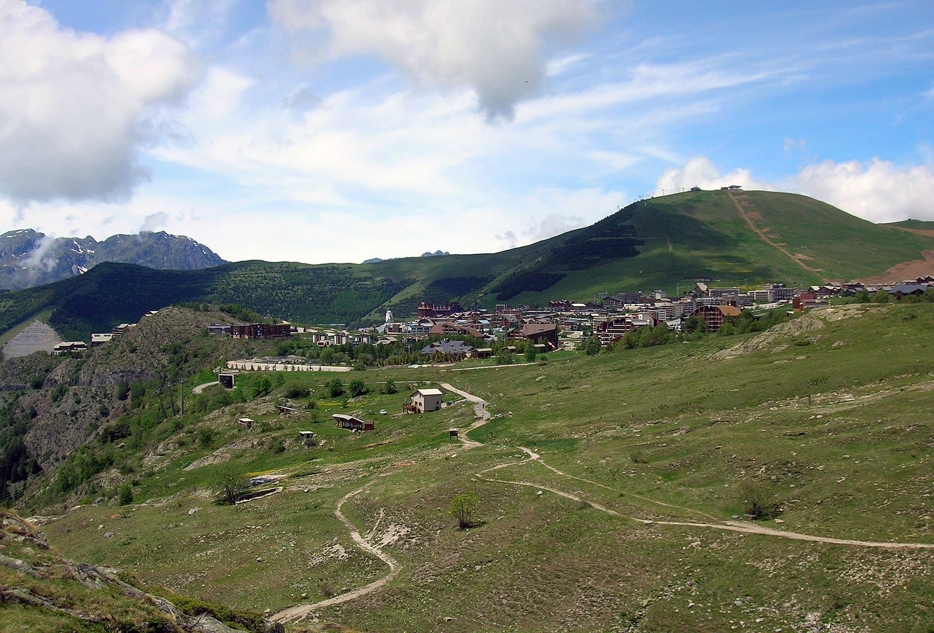 L’Alpe d’Huez et les pentes verdoyantes de l’Oisans en été