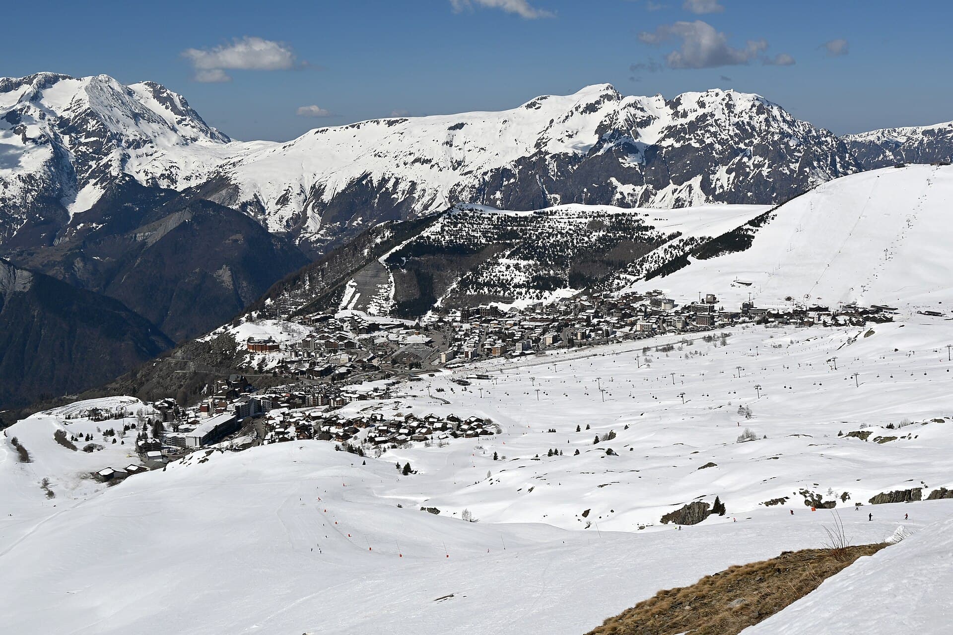 L’Alpe d’Huez et ses pistes enneigées vues depuis Le Chalvet