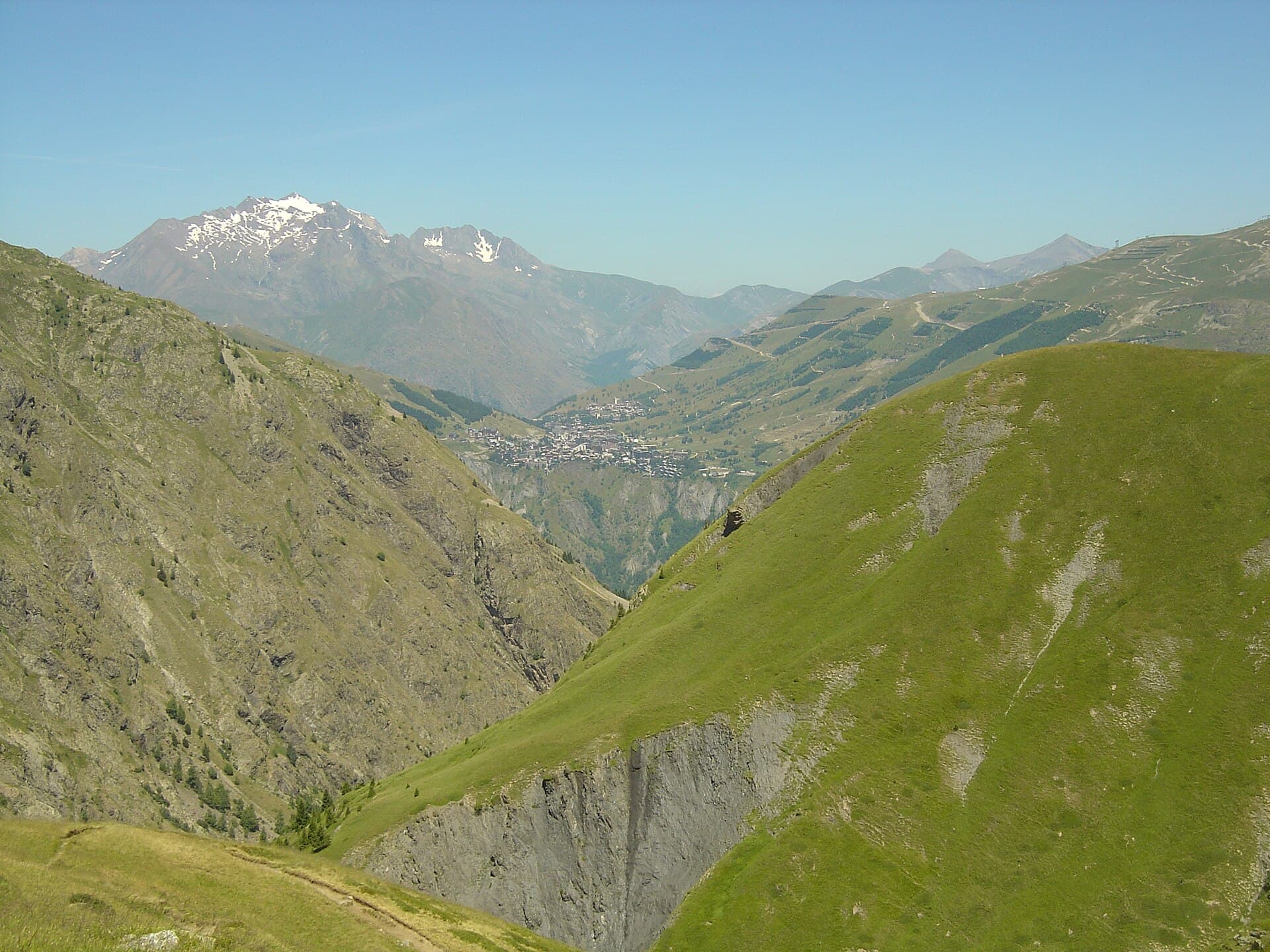 Les 2 Alpes vues depuis les environs du lac de la Muzelle en été
